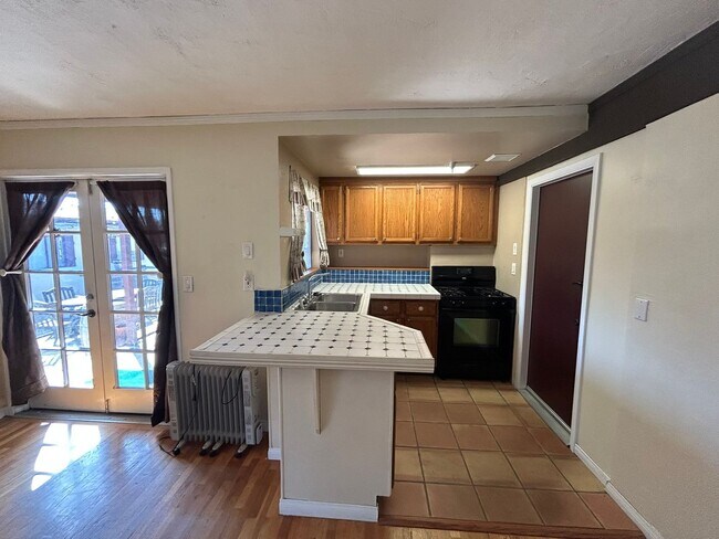 Building Photo - Cozy 2-Bedroom Duplex with Fireplace & Sunroom in Vista – Don’t Miss Out!