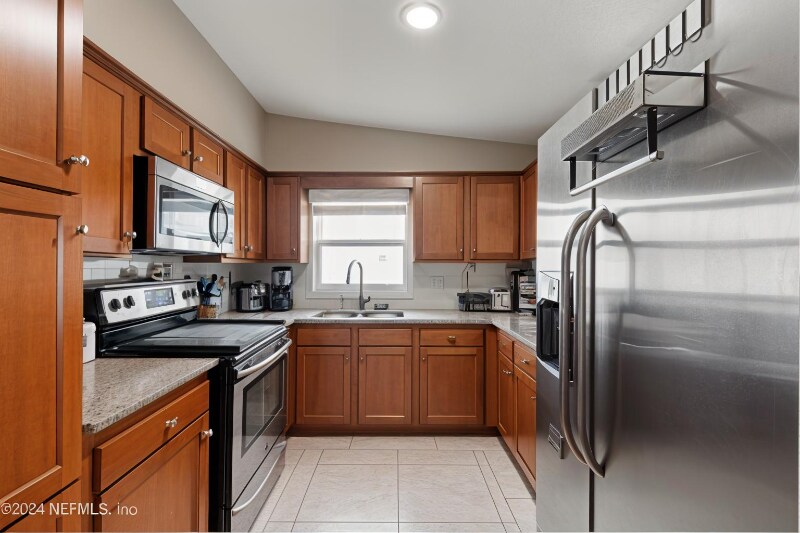 Building Photo - 401 Claudia Dr