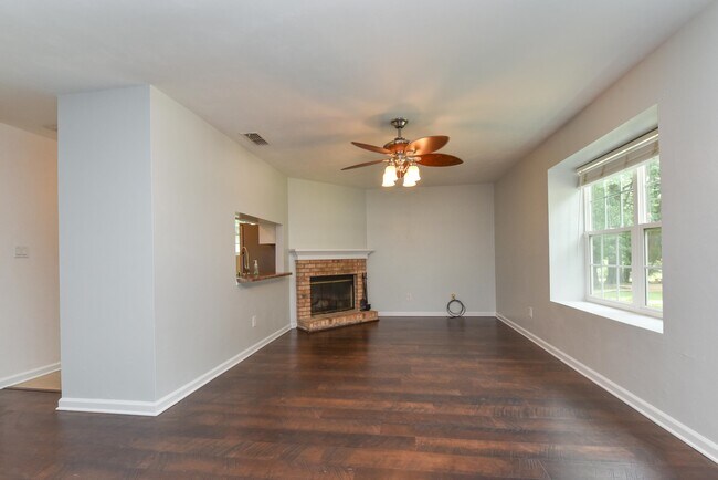 Building Photo - 2046 Gardenbrook Ln