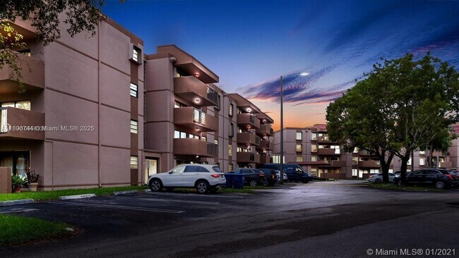Building Photo - 5900 SW 127th Ave