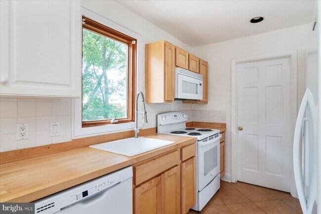 Building Photo - 109 Lake View Drive