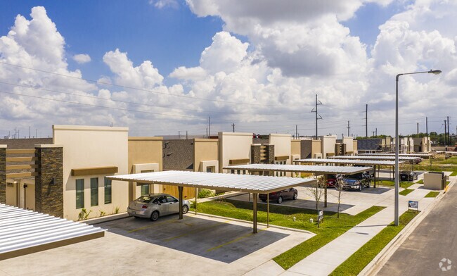 Building Photo - 1510 Deer Hls