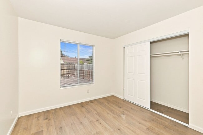 Building Photo - 831 Lightwood Ct