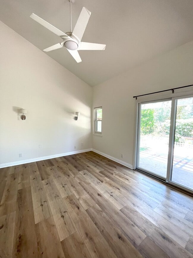 Building Photo - Updated 2 bedroom townhome in Manhattan Vi...