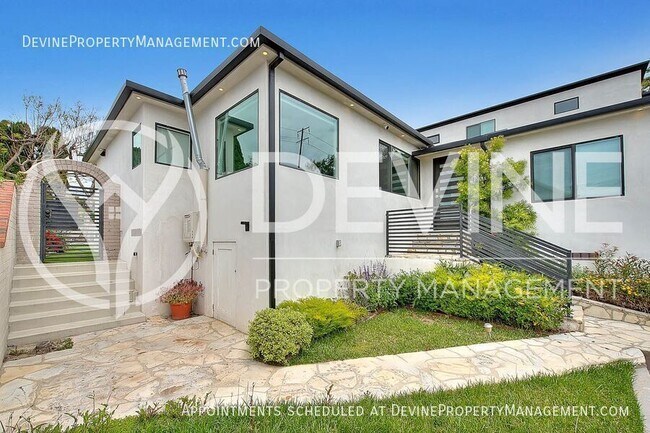 Building Photo - 3026 Greenfield Ave