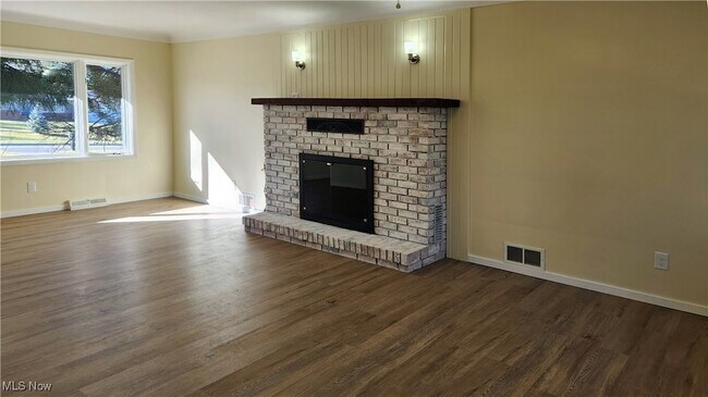 Building Photo - 9315 Glenwood Trail