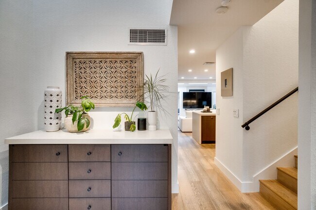 Building Photo - Exquisite 3 bedroom 2.5 bath two-story Executive Condo in Winter Park with 2-Car Garage