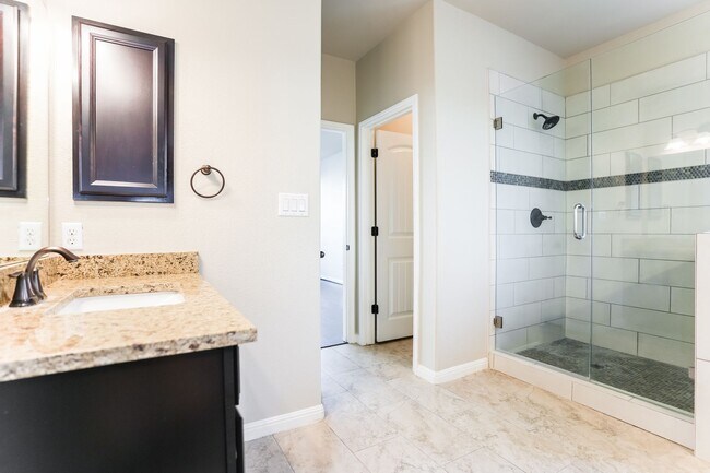 Building Photo - Bright, Spacious Living in an Inviting Home with Modern Finishes and Great Location