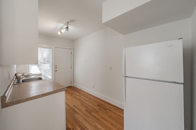 Building Photo - Efficiency apartment in the Historical Fairmount District!