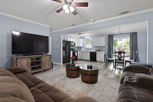 Building Photo - Settle Into Comfort in This Charming 3-Bedroom Home in Larchmont Estates