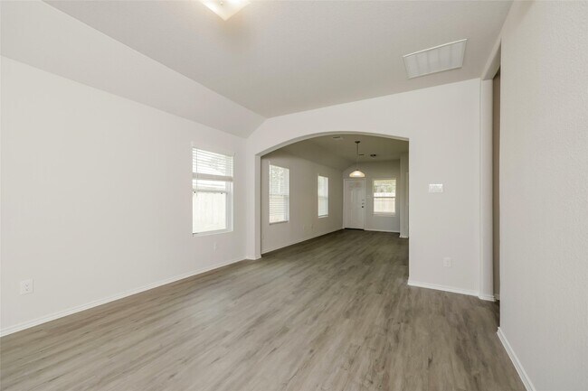 Building Photo - 208 Elk Run Ln