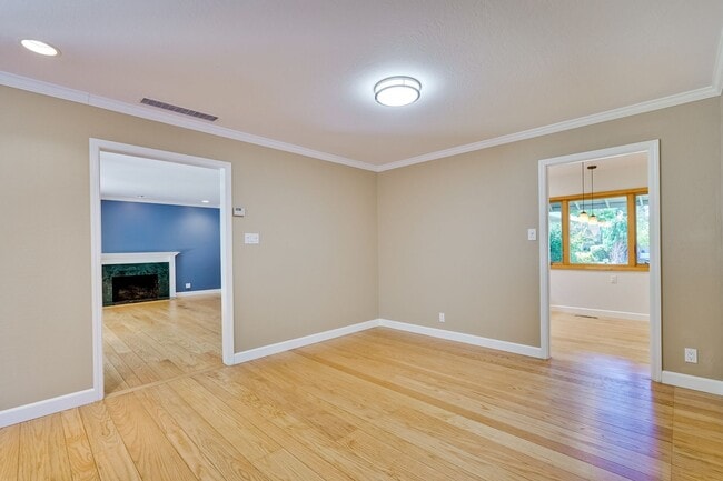 Building Photo - Excellent 3 Bedroom 2 Bath In A Great Neig...
