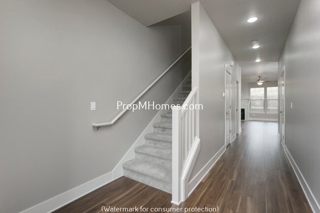 Building Photo - Stunning Craftsmanship In this Three Bedroom Townhome In Damascus!