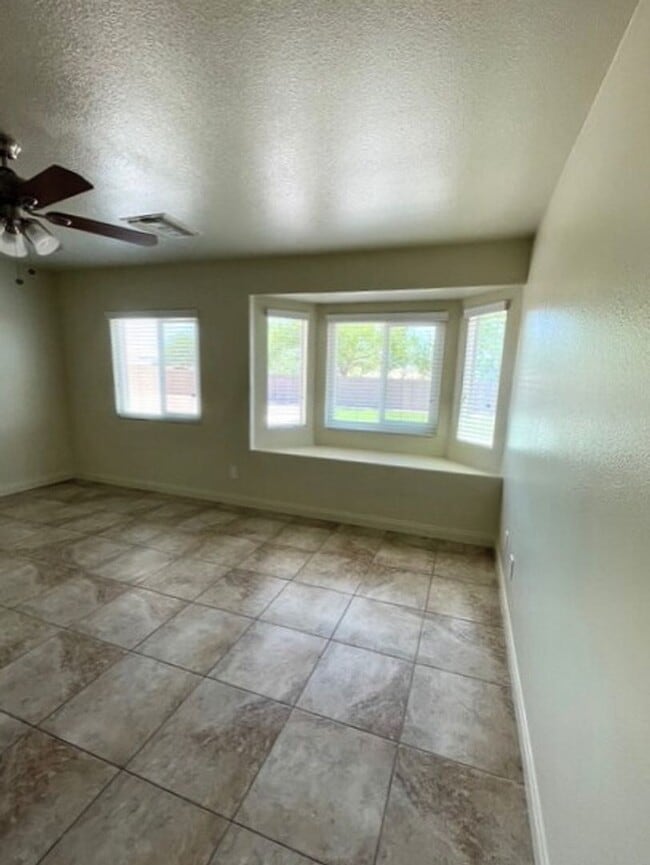 Building Photo - MOVE-IN READY 3BR/2BA SINGLE FAMILY HOME I...