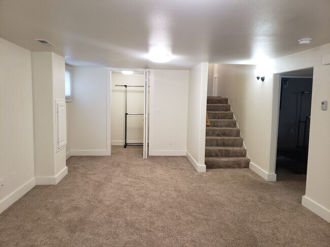 Building Photo - Recently Re-modeled 3 Bedroom Home!