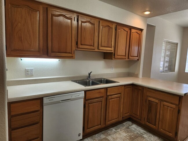 Building Photo - 2 Bed / 1 Bath in 4-Plex