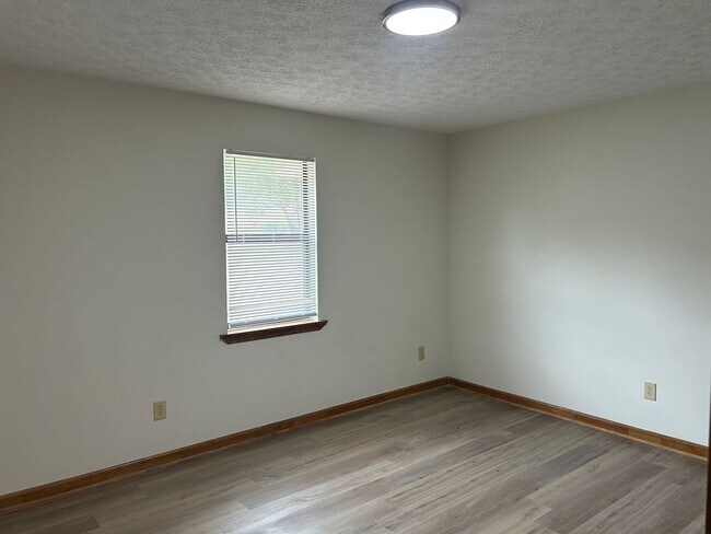 Building Photo - 109/111 Deer Creek Ct