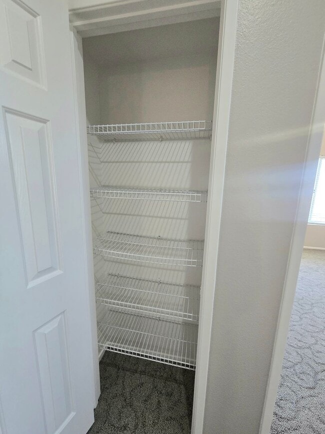 Building Photo - Large and spacious 3 bedroom townhouse with garage!
