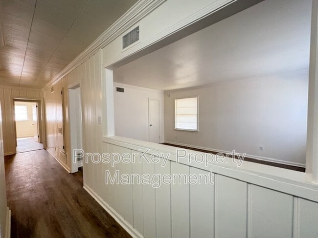 Building Photo - 2736 Chevy Chase Dr