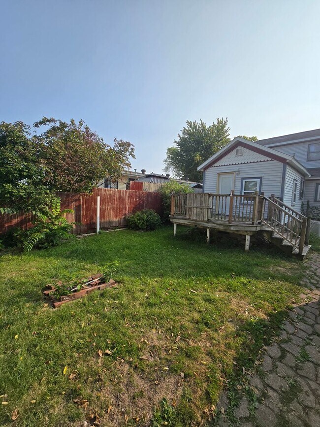 Building Photo - Beautiful 4 bed / 2 bath with garage and fenced yard on north side!