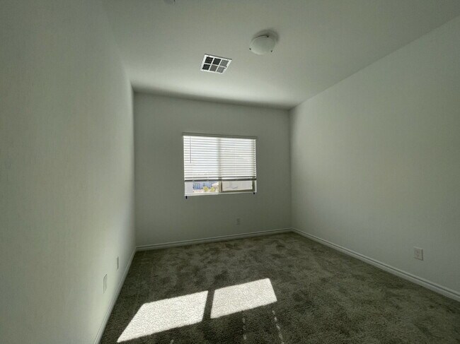 Building Photo - GATED 3 BED 2.5 BATH 2 CAR GARAGE + LOFT IN NORTH LAS VEGAS