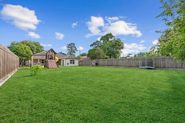 Building Photo - 631 Apache St