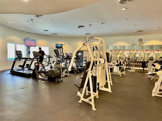 Building Photo - 5600 Collins Ave