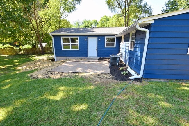 Building Photo - 4 bedroom 2 bath home close to UP Mall