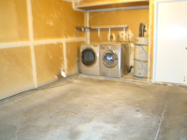 Building Photo - Townhouse 3 bedroom 2.5 bath, 2 car garage, new paint, new floors