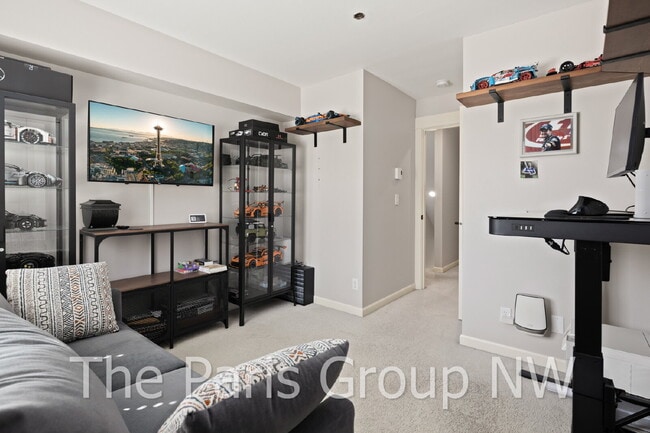 Building Photo - Stylish Model Hm in Issaquah Highlands * Park-Facing, EV Charger, Designer Upgrades & Very Walkable!