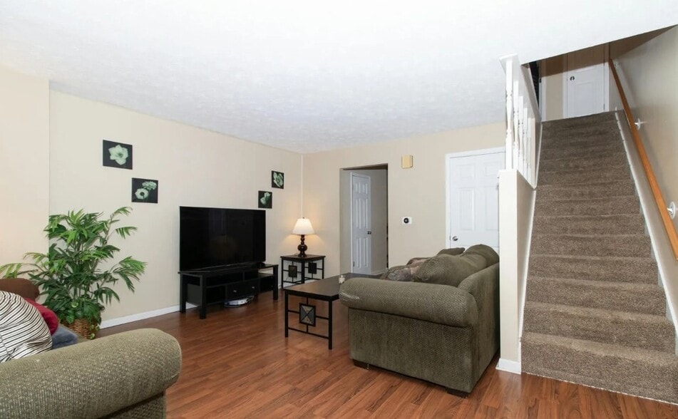 Building Photo - 1709 Rockingham Dr