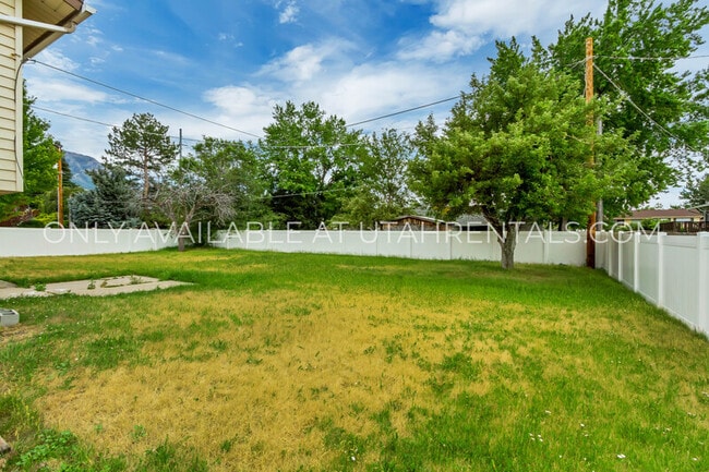 Building Photo - 262 1165 N