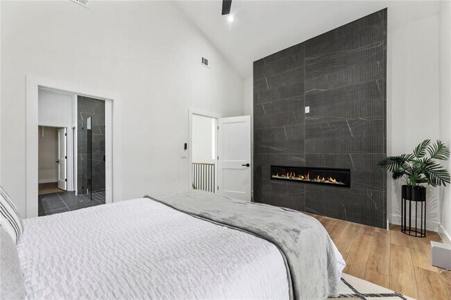 Building Photo - 582 Hope St SW