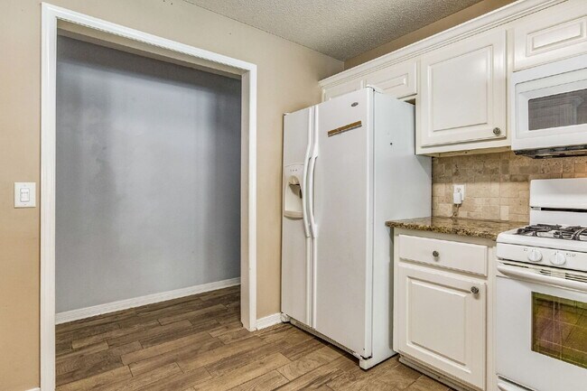 Building Photo - Welcome to your dream home! This stunning ...