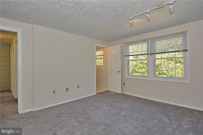 Building Photo - 5 Sanders Ct