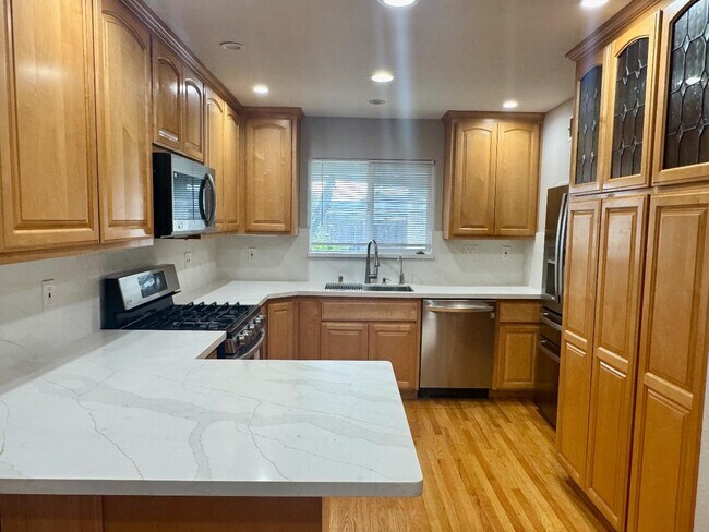 Building Photo - 5846 Pontiac Dr