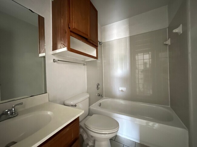 Building Photo - 1705 Cedarhill Dr