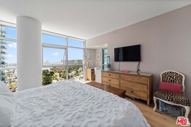 Building Photo - 13700 Marina Pointe Dr