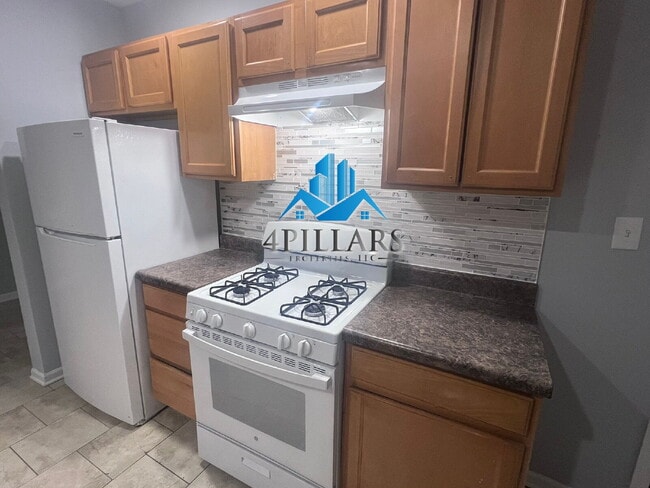 Building Photo - 403 Kenwood St