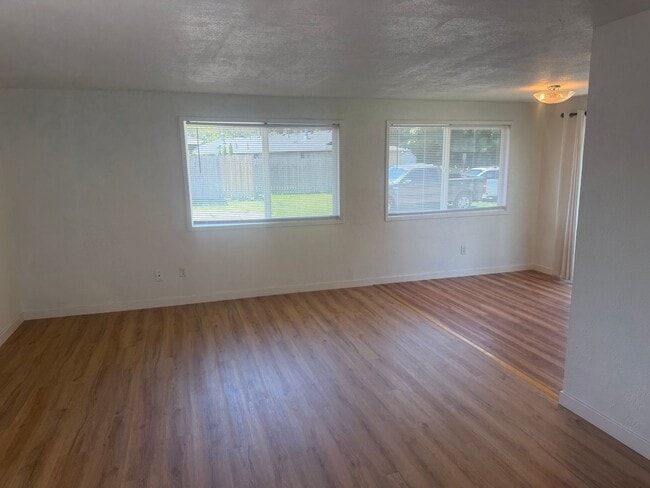 Building Photo - Burlingojn two bedroom with garage