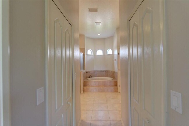 Building Photo - 1185 Dromin Ln