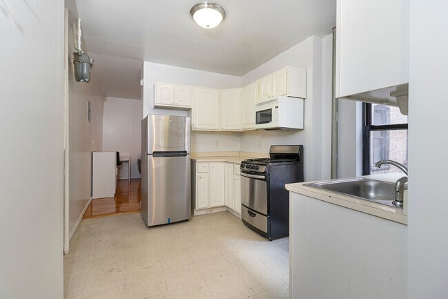 Building Photo - 238 E 95th St