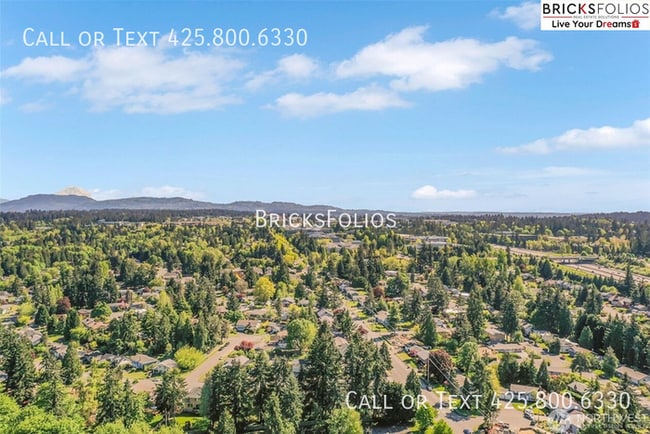 Building Photo - Remarkable Redmond Home - Walk to Microsoft and Parks!