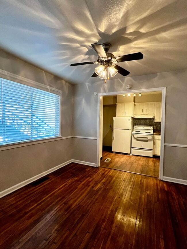 Building Photo - Quiet Midtown Community 2bd/1ba with Fall ...