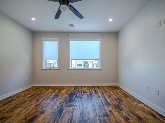 Building Photo - Three Bedroom Modern Olde Kensington Condo with Roofdeck