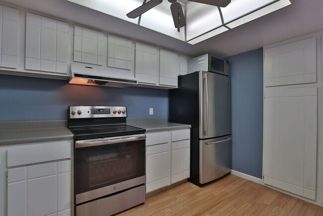 Building Photo - Arcadia condo w/patio