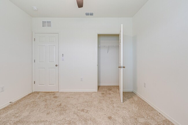 Building Photo - 2214 Capital Dr