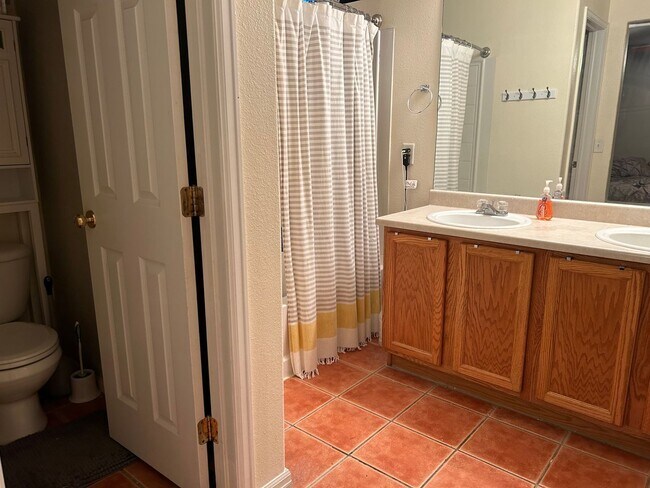 Building Photo - Welcome to your new home!  3 beds, 2.5 bat...