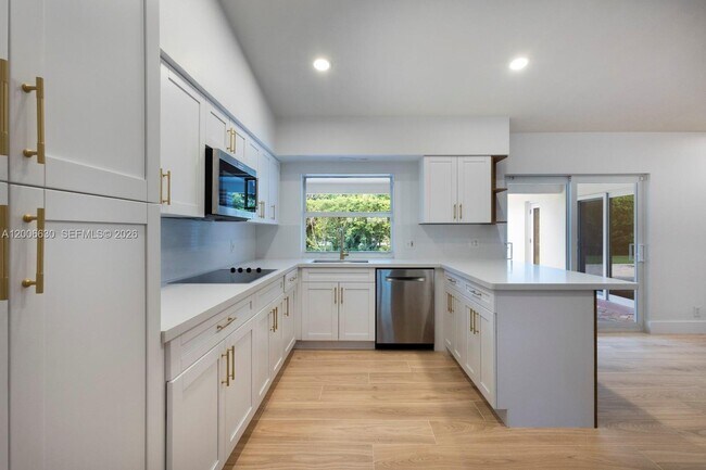 Building Photo - 13050 SW 71st Ave