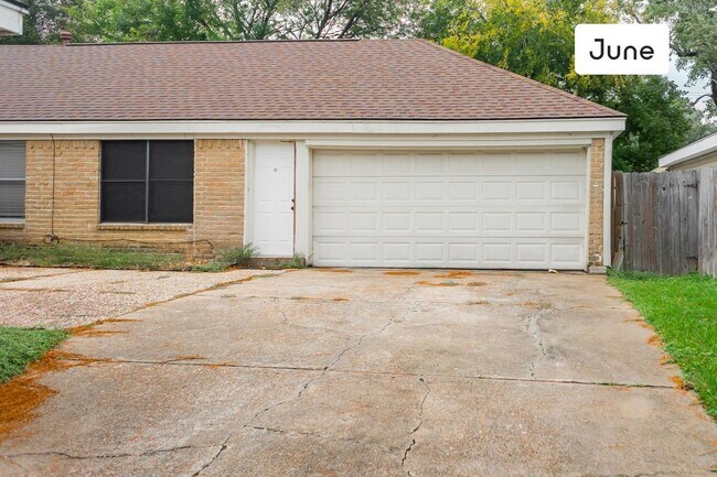 Building Photo - ROOM ONLY in 4-bed/2.0-bath Home